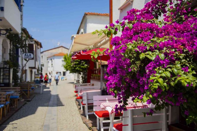 İ̇zmir’in Gözde Merkezlerinden Sığacık’ta Bayram Hareketliliği: Doluluk Yüzde 80-90