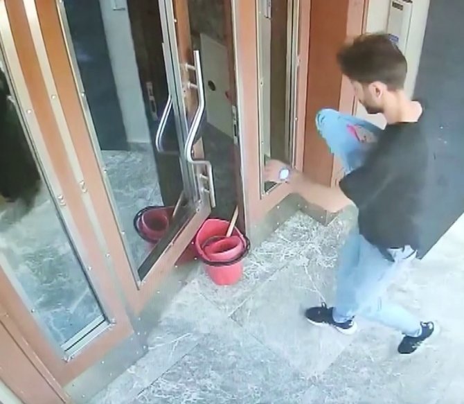 Ümraniye’de Kargocu Oyunu: Daireye Girip Hırsızlık Yaptı