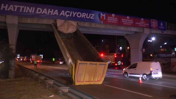 Şile Otoyolunda Tırın Damperi Üst Geçide Takıldı, Vatandaşlar Film İzler Gibi İzledi