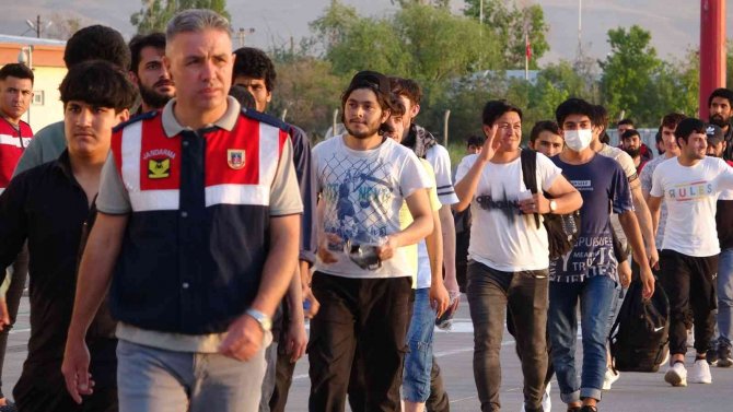 Van’da 408 Düzensiz Göçmen Ülkelerine Geri Gönderiliyor