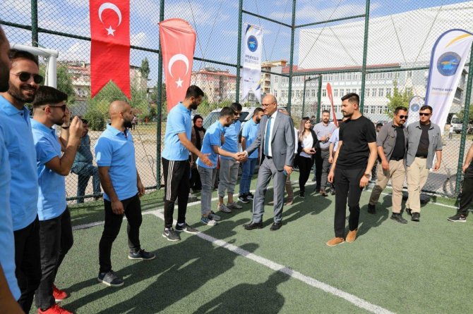 İ̇pekyolu Belediyesinden Öğrencilere Spor Malzemesi Desteği