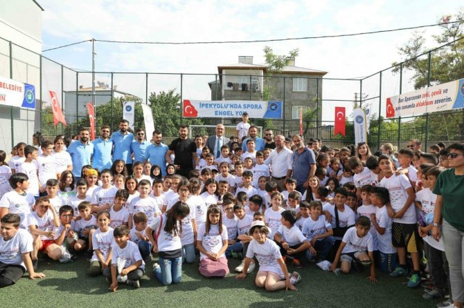 İ̇pekyolu Belediyesinden Öğrencilere Spor Malzemesi Desteği