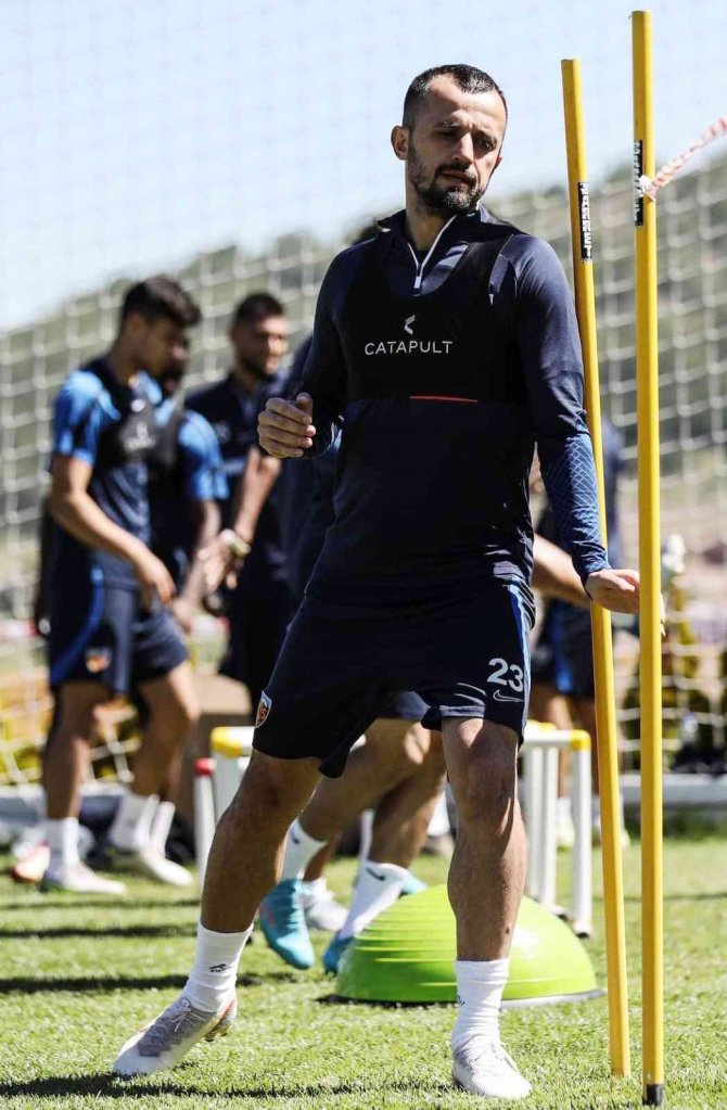 Kayserispor Kaptanı İ̇lhan Parlak: "Kenetlenirsek Büyük Başarılara İmza Atarız"