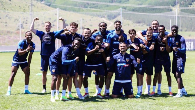 Kayserispor Kaptanı İ̇lhan Parlak: "Kenetlenirsek Büyük Başarılara İmza Atarız"