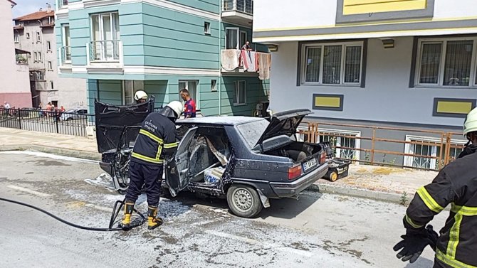 Park Halindeki Otomobil Alev Alev Yandı