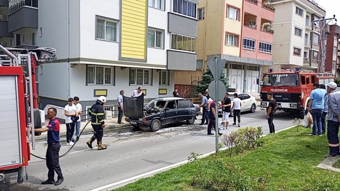 Park Halindeki Otomobil Alev Alev Yandı