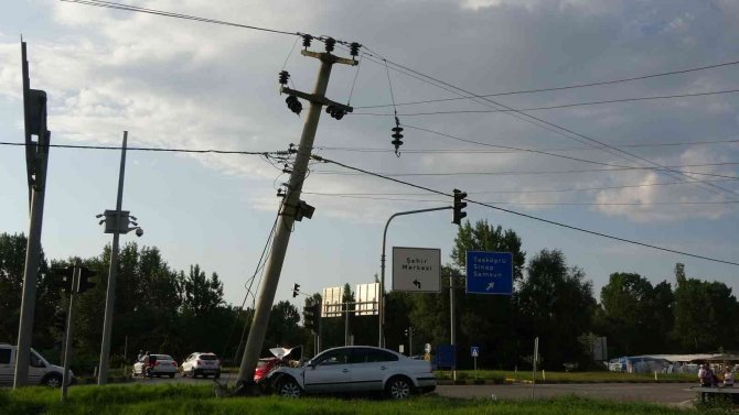 Hızını Alamayan Otomobil, Kavşakta Direğe Çarptı: 1 Ölü, 3 Yaralı