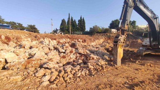 İ̇nşaatın Temel Kazılarında Mağara Bulundu