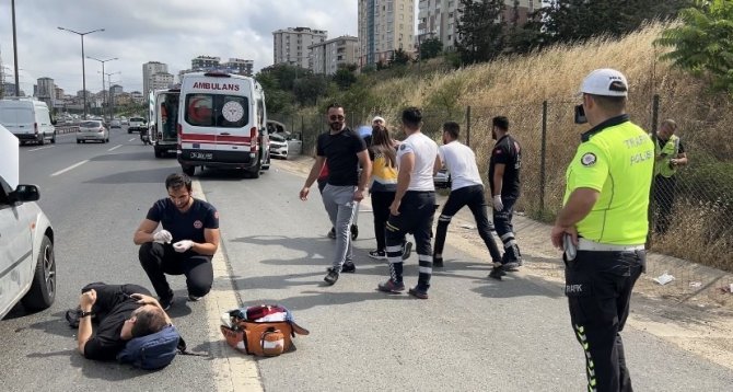 Ataşehir Tem Otoyolunda Bozulan Aracı İtekleyen 2 Kişiye Araç Çarptı: 3 Yaralı