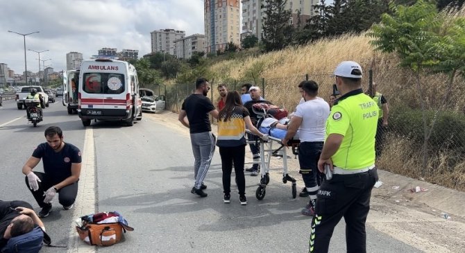 Ataşehir Tem Otoyolunda Bozulan Aracı İtekleyen 2 Kişiye Araç Çarptı: 3 Yaralı