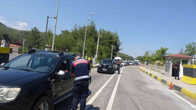 Marmaris’e 15 Bin Araç Geçişi Oldu