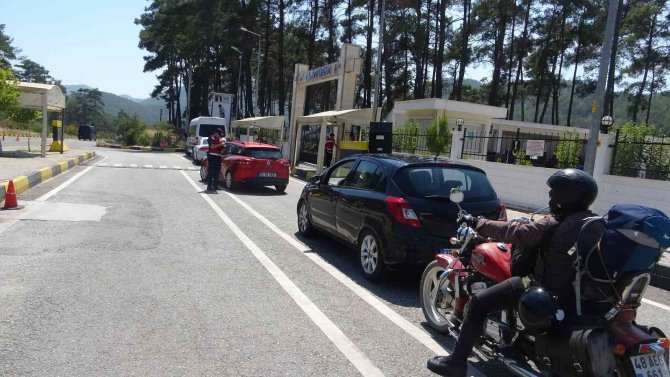 Marmaris’e 15 Bin Araç Geçişi Oldu