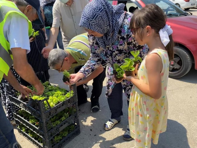 Bursa’da Mezarlık Ziyaretçilerine Ücretsiz Çiçek