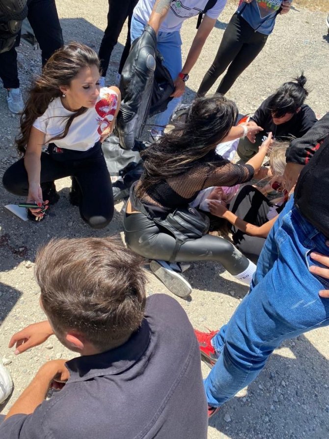 Motosikletlilerin Tehlikeli Yolculuğu Zincirleme Kazaya Neden Oldu: 2 Yaralı