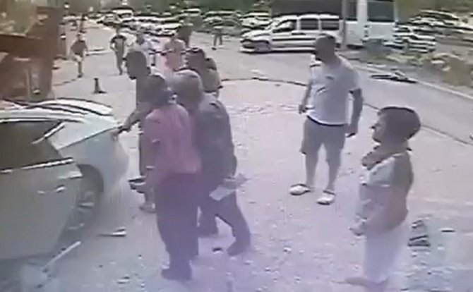 Ticari Araçla Çarpışan Otomobil Kafeye Girdi, O Anlar Kamerada