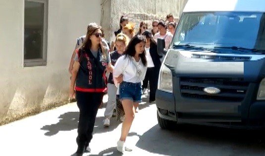 Kendilerine Avukat Süsü Verip Vatandaşları Dolandıran Çete Çökertildi