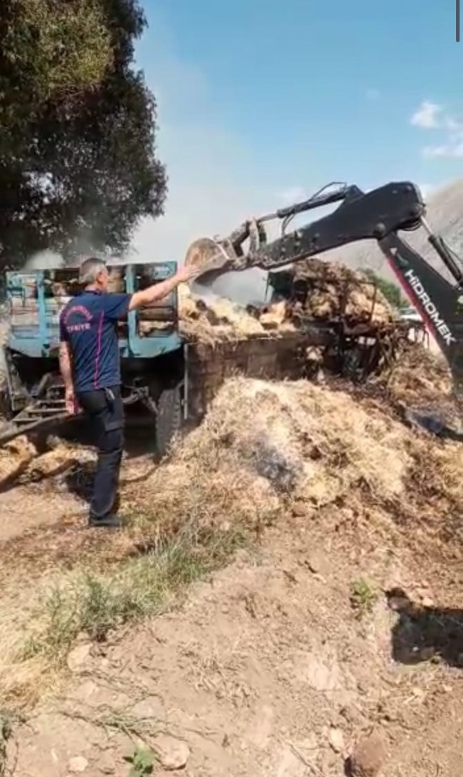 Yüzlerce Saman Balyası Çıkan Yangında Küle Döndü