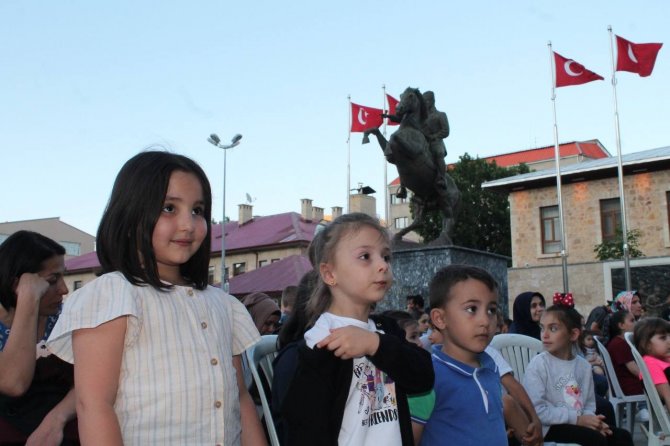 Kamyon Tiyatrosunun Bir Diğer Durağı Bayburt Oldu