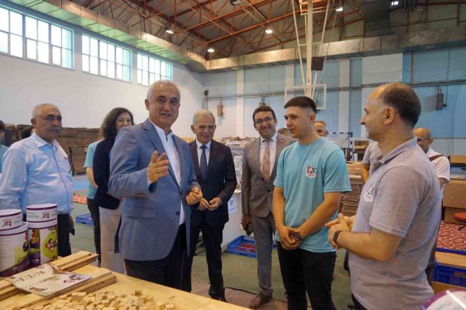 Meslek Lisesinde Üretiliyor: 17.8 Milyon Tl Değerinde 150 Bin Adet Ahşap Oyuncağın Siparişi Alındı