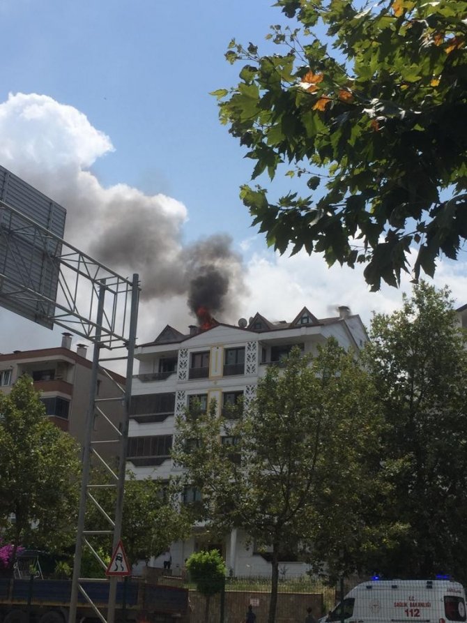 Apartmanın Çatı Katı Alevlere Teslim Oldu, 2 Daire Kullanılmaz Hale Geldi
