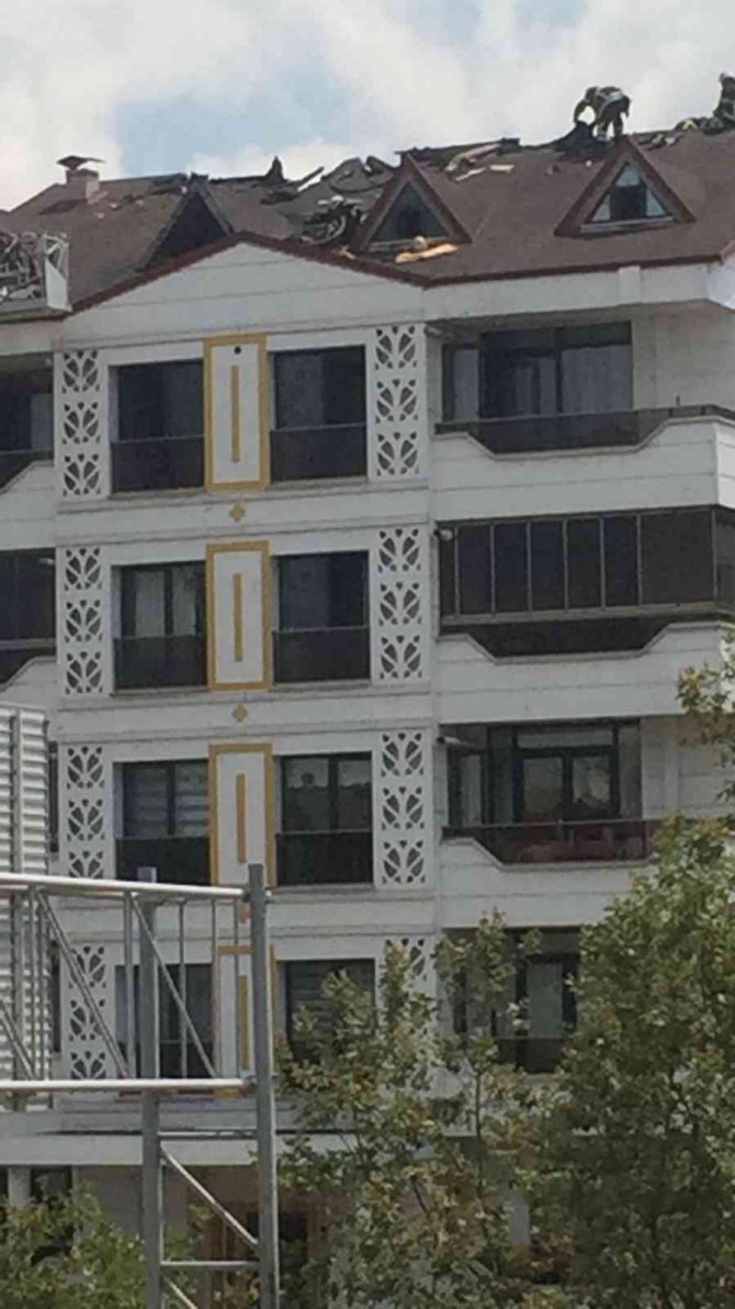 Apartmanın Çatı Katı Alevlere Teslim Oldu, 2 Daire Kullanılmaz Hale Geldi