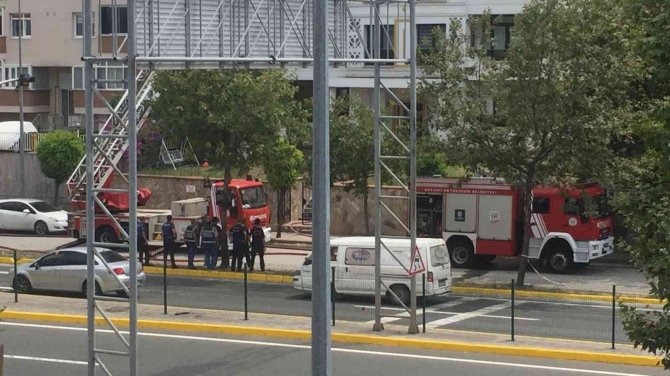 Apartmanın Çatı Katı Alevlere Teslim Oldu, 2 Daire Kullanılmaz Hale Geldi