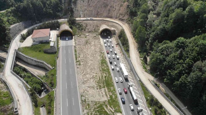 Tatilciler Bolu Dağı’nda Kilometrelerce Araç Kuyruğu Oluşturdu