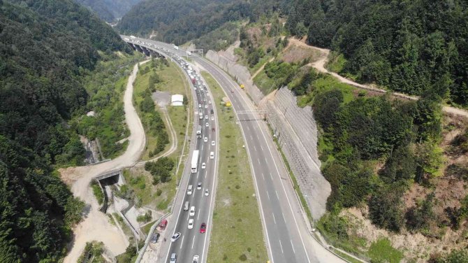 Tatilciler Bolu Dağı’nda Kilometrelerce Araç Kuyruğu Oluşturdu