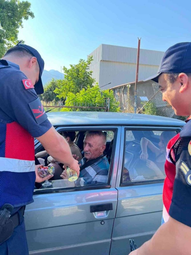 Seydikemer Jandarmadan Kolonya Ve Çikolatalı Bayram Uygulaması