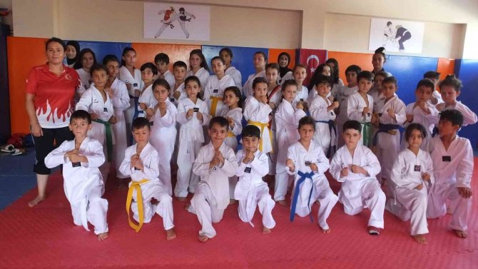 Balıkesir’de Kadın Antrenör Tekvando Sporunu Sevdirdi