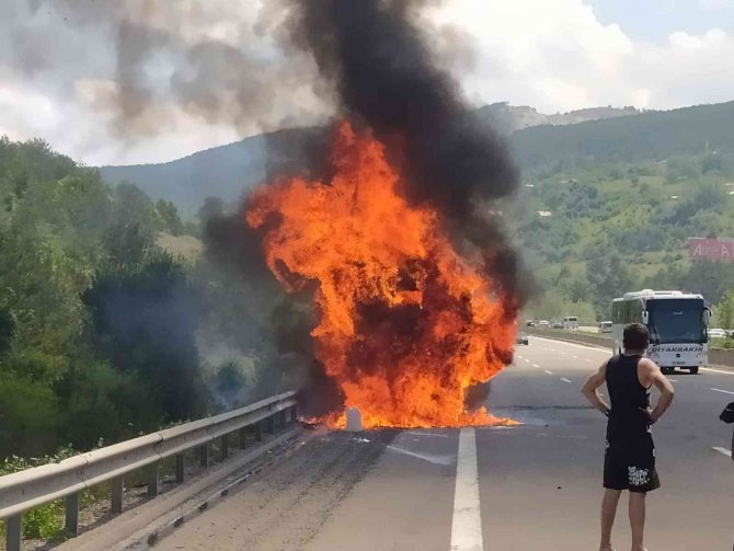 Tem’de Tır Alev Alev Yandı
