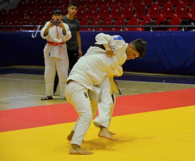 Yunusemreli Minik Judoculardan Madalya Yağmuru