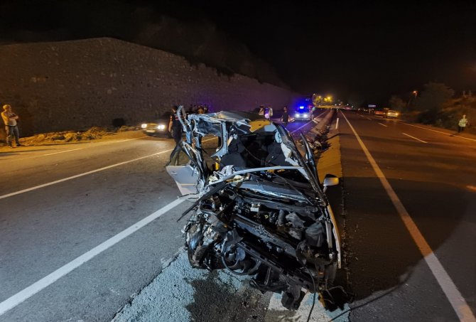 Gurbetçinin Otomobili Traktörle Çarpıştı: 1 Ölü, 7 Yaralı