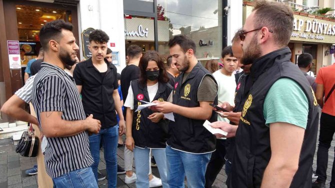 Taksim’de Kayıt Dışı Göçmen Denetimi: 30 Kişi Sınır Dışı Edilmek Üzere Alındı