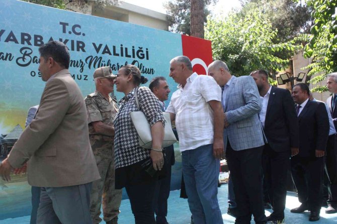 Vali Su Vatandaşlarla Bayramlaştı