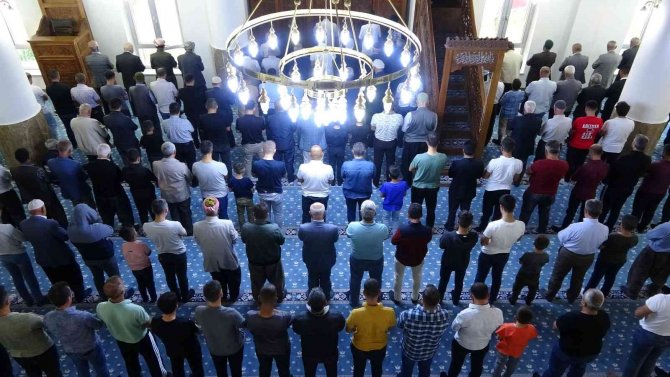 Yüksekova’da Bayram Namazı Sonrası Mezar Ziyareti