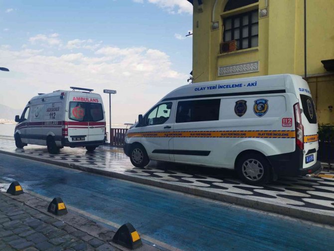 İ̇zmir’de Denizde Erkek Cesedi Bulundu