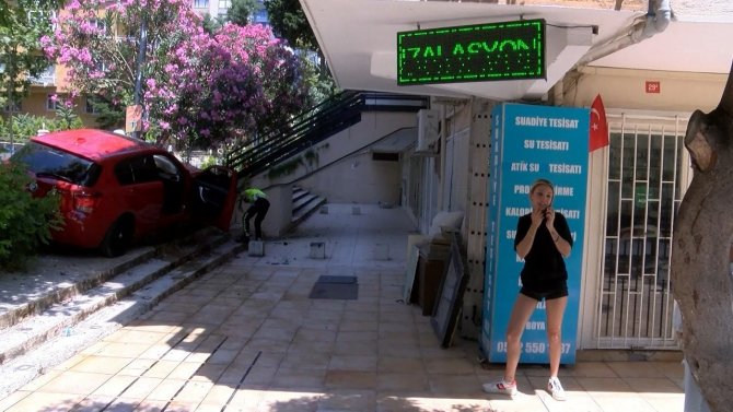 Kadıköy’de Lüks Araç Apartmanın Bahçesine Uçtu: 1 Yaralı