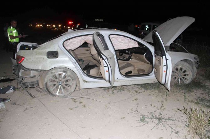 Köpeğe Çarpmamak İçin Manevra Yapınca Elektrik Direğine Çarpıp Takla Attı: 2 Yaralı