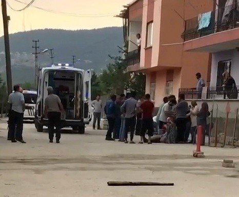 Annesiyle Tartışan Babasını Öldürdü, Komşunu Yaraladı