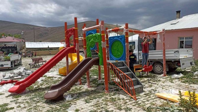 Van Büyükşehir Belediyesi Kırsal Mahallelerde Çocuk Oyun Grubu Kurdu