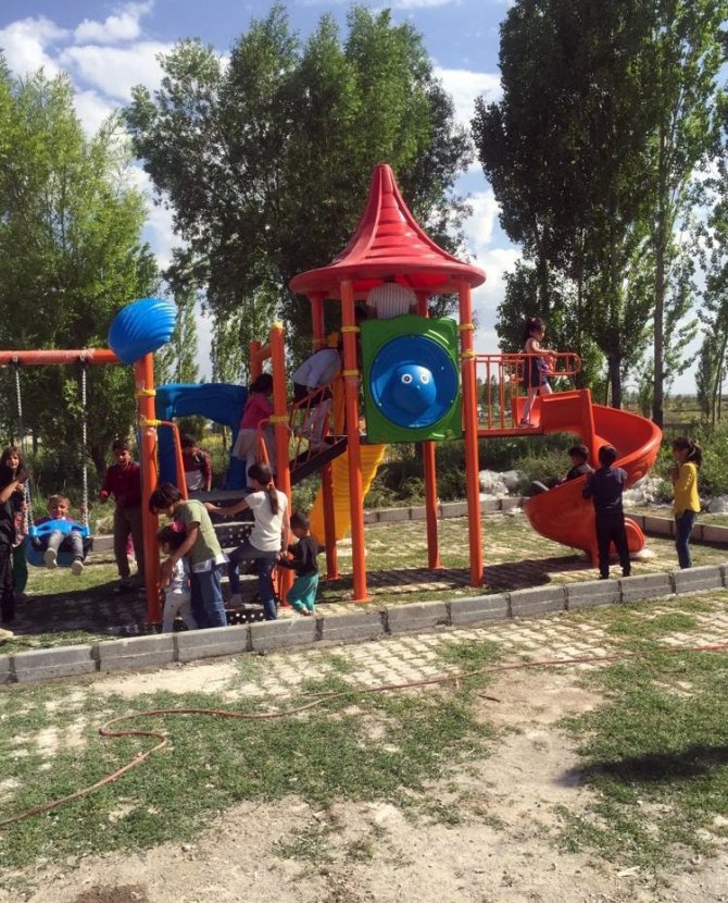 Van Büyükşehir Belediyesi Kırsal Mahallelerde Çocuk Oyun Grubu Kurdu
