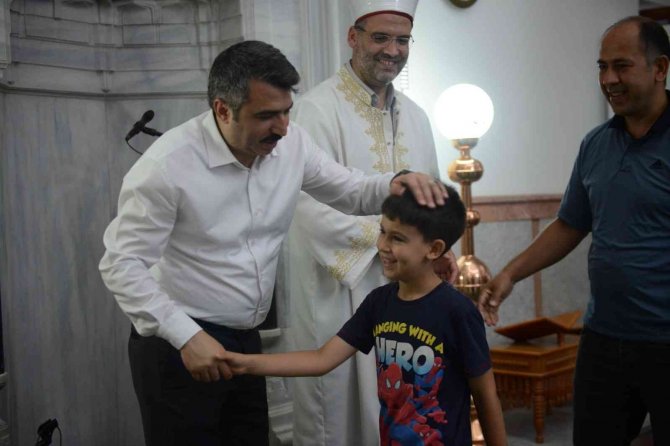 Başkan Oktay Yılmaz Bayramı Tatbikat Camii’nde Karşıladı