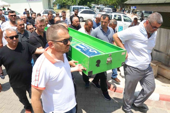 Trafik Kazasında Ölen 9 Yaşındaki Futbolcu Oğuz Kaan Son Yolculuğuna Formasıyla Uğurlandı