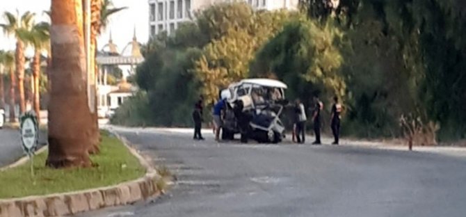 Alkollü Sürücünün Kullandığı Otomobil Palmiyeye Çarparak İkiye Bölündü: 4 Yaralı