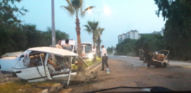 Alkollü Sürücünün Kullandığı Otomobil Palmiyeye Çarparak İkiye Bölündü: 4 Yaralı