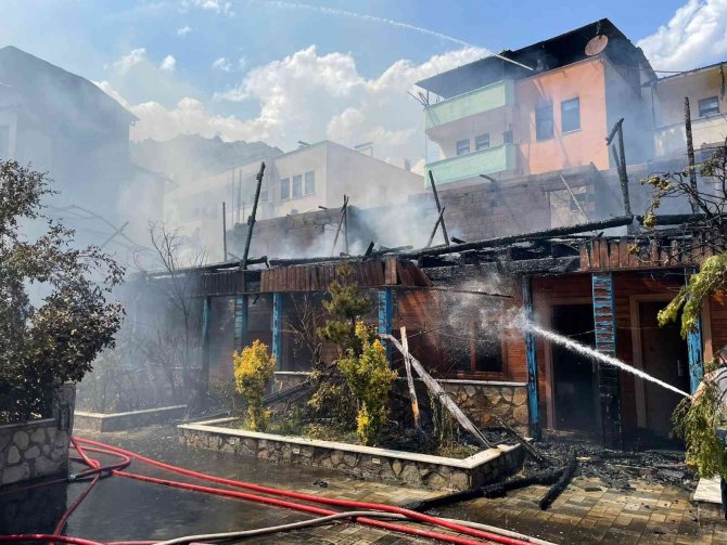 Artvin’de Otelde Korkutan Yangın