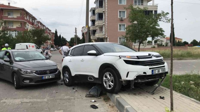 Edirne’de İki Otomobil Çarpıştı: 1 Yaralı