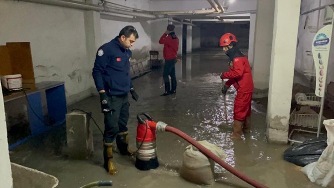 Sağanak Yağış Sonrası Apartman Garajına Biriken 50 Ton Su Tahliye Edildi