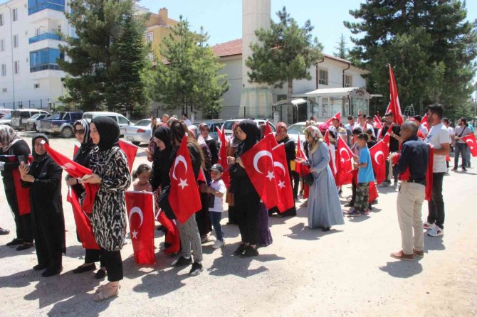 Şehidi Ellerinde Türk Bayraklarıyla Yürüyüp Kabri Başında Andılar